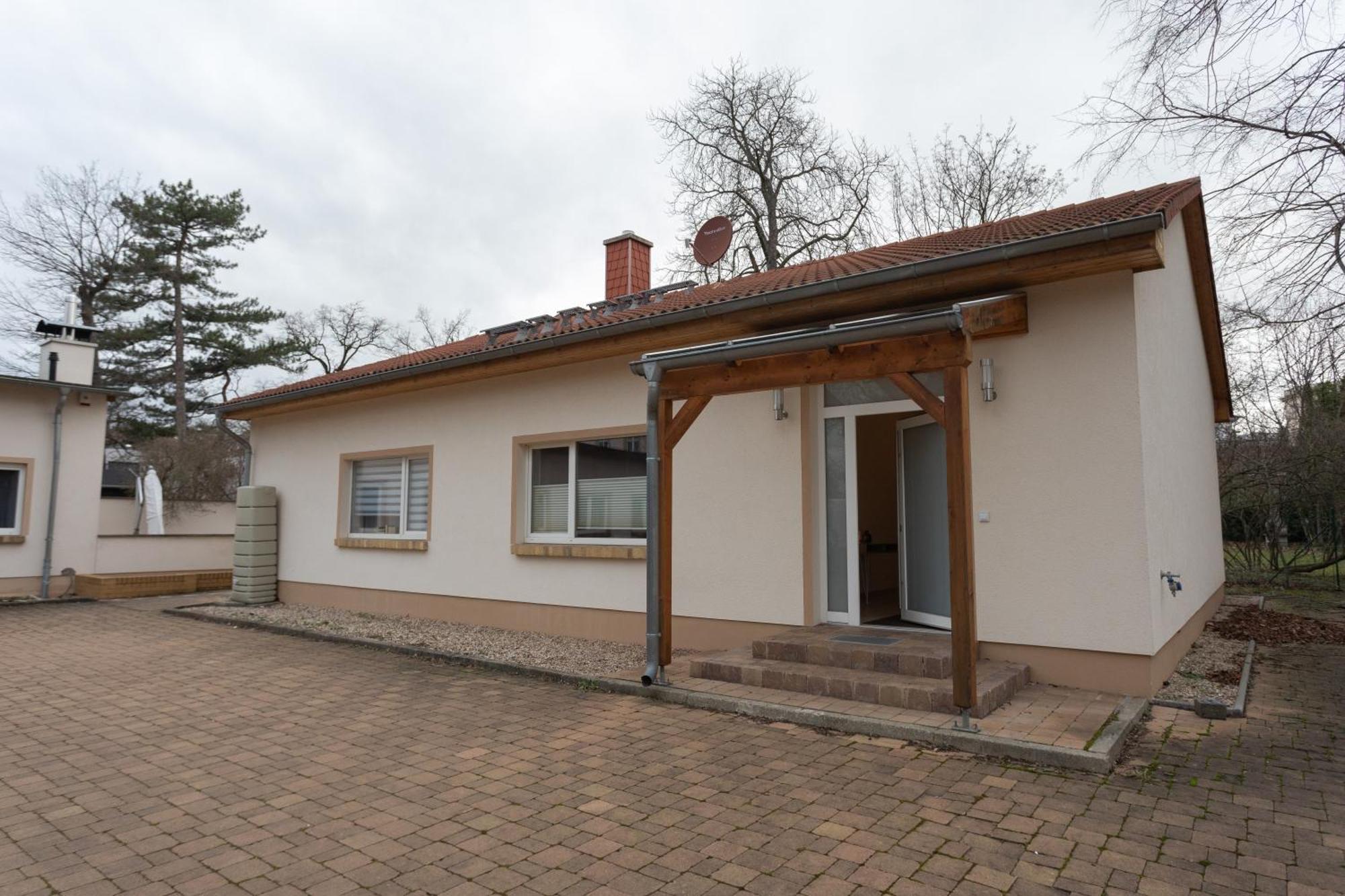 Stadthaus Mit 2 Schlafzimmern & Wohnzimmer Mit Kamin - Kostenloser Privat-Parkplatz Auf Dem Grundstueck Лейпциг Екстер'єр фото