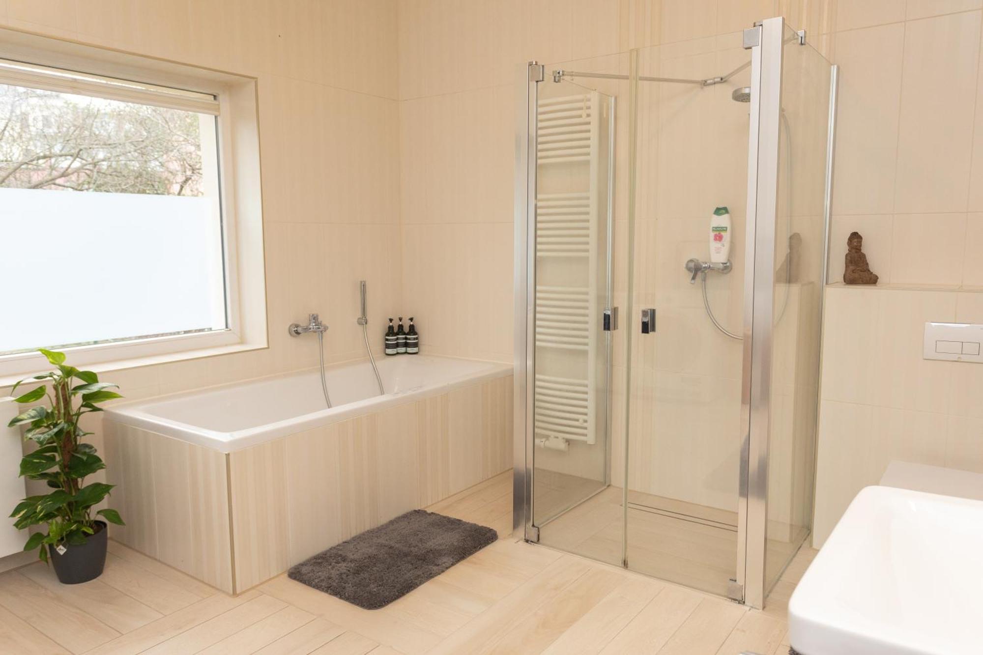 Stadthaus Mit 2 Schlafzimmern & Wohnzimmer Mit Kamin - Kostenloser Privat-Parkplatz Auf Dem Grundstueck Лейпциг Екстер'єр фото